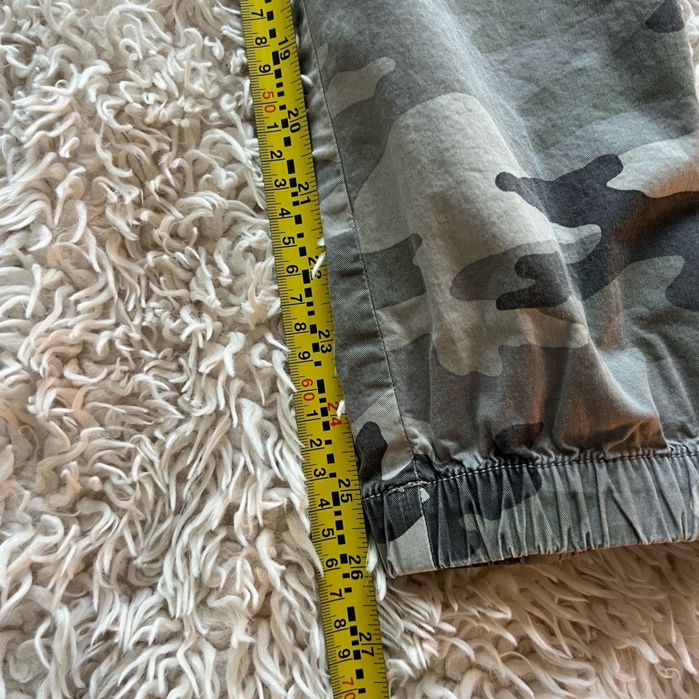 American Eagle Grey Camo Cargo Jean - Picture 6 of 13